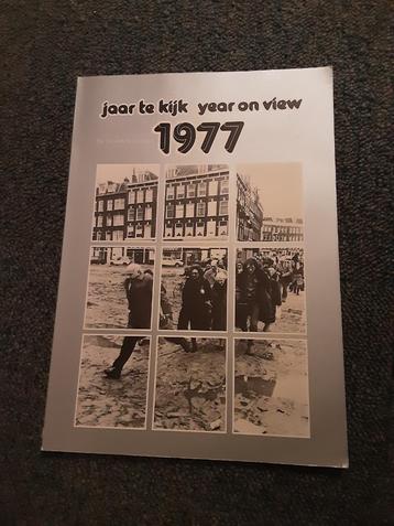 boek Jaar te kijk 1977 (zilveren camera) mooie zwart-wit fot beschikbaar voor biedingen