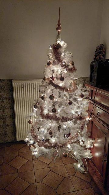Witte kerstboom beschikbaar voor biedingen