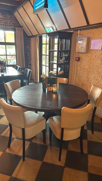 Ronde tafel op kruispoot beschikbaar voor biedingen
