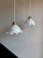 Vintage set 2 witte franse sierlijke hanglampjes melkglas, Huis en Inrichting, Ophalen of Verzenden, Glas, Minder dan 50 cm