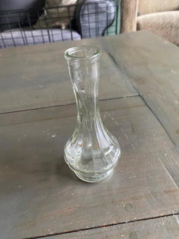 b50 – VINTAGE glazen vaasje, hoogte 16 cm beschikbaar voor biedingen