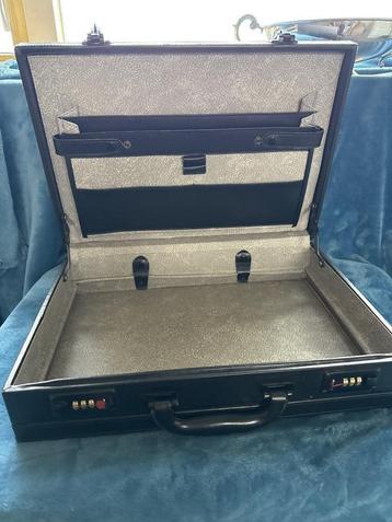 Koffer documenten  beschikbaar voor biedingen