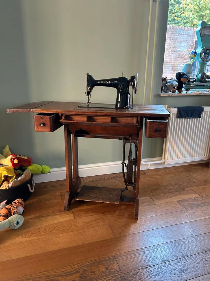 Antieke Singer Naaimachine met Tafel, Antiek en Kunst, Antiek | Naaimachines, Ophalen of Verzenden