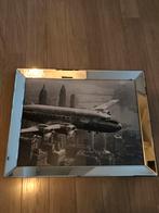 Schilderij aircraft flying over city NY met lijst 90x70cm, Huis en Inrichting, Ophalen of Verzenden