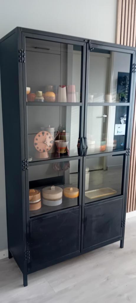 Vitrinekast Castello, kwantum. Zwart metaal, Huis en Inrichting, Kasten | Vitrinekasten, Gebruikt, 150 tot 200 cm, 100 tot 150 cm