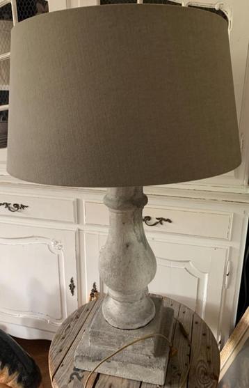 Grote betonnen lamp beschikbaar voor biedingen