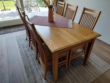 Eikenhouten eettafel met 6 stoelen + salontafel beschikbaar voor biedingen