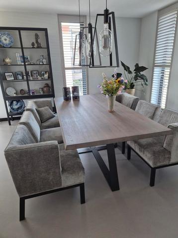 Bijzonder mooie eettafel evt inclusief zéér luxe stoelen beschikbaar voor biedingen