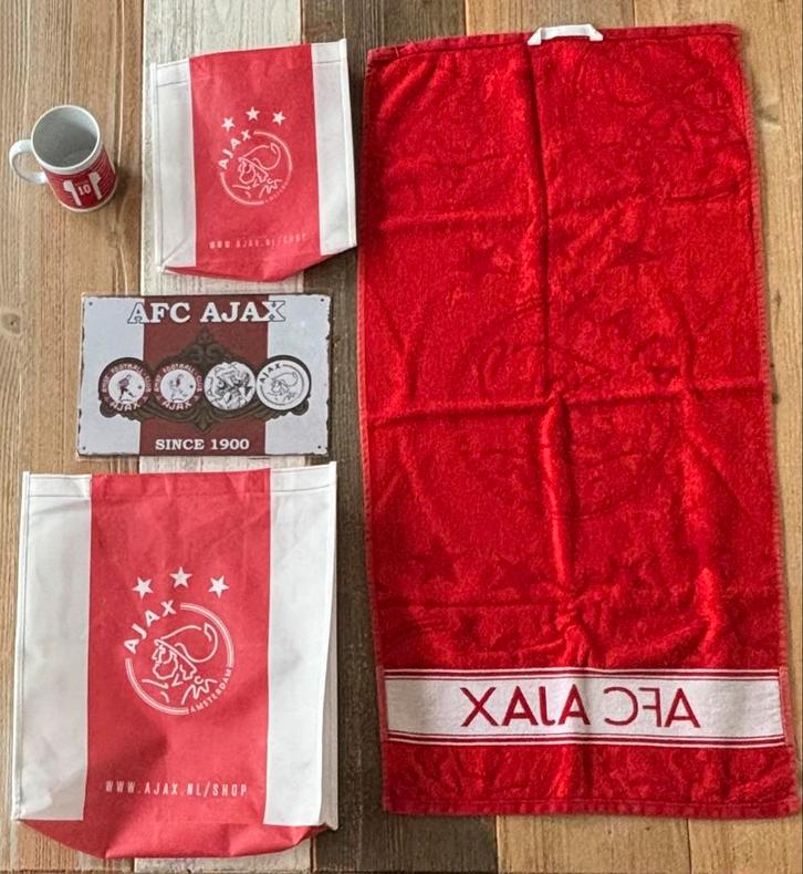 Officiële en ongebruikte Ajax tasjes, plaat, mok en handdoek, Sport en Fitness, Voetbal, Nieuw, Clubaccessoires, Ophalen