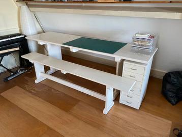 Houten bureau & bank met IKEA Kastje beschikbaar voor biedingen