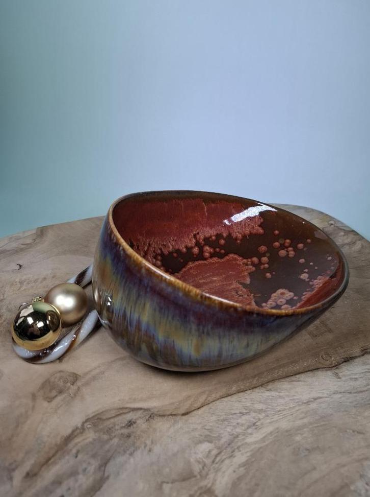 Handgemaakte keramiek schaal Copper Love., Huis en Inrichting, Woonaccessoires | Schalen en Manden, Nieuw, Schaal, Overige vormen