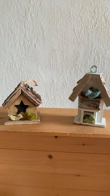 Lente op de seizoen tafel, vogelhuisje met 2 vogeltjes€2,=ps beschikbaar voor biedingen