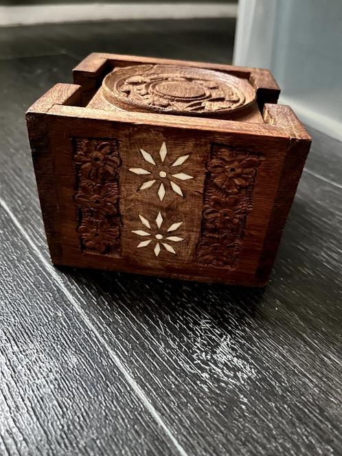 Handgemaakte houten onderzetters met houtsnijwerk., Antiek en Kunst, Curiosa en Brocante, Ophalen of Verzenden