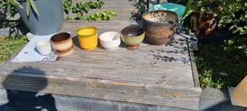 Mooie retro bloempotten. beschikbaar voor biedingen