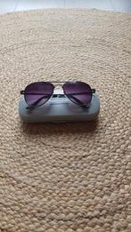 Een zonnenbril inclusief dosje, Sieraden, Tassen en Uiterlijk, Zonnebrillen en Brillen | Heren, Ophalen of Verzenden, Zwart, Overige merken