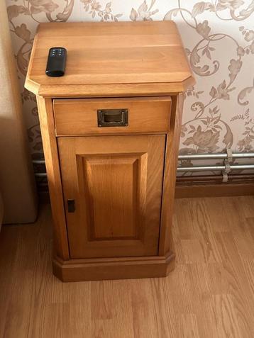 2 Nachtkastjes licht eiken beschikbaar voor biedingen