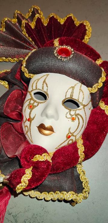Venetiaans masker van porselein  beschikbaar voor biedingen