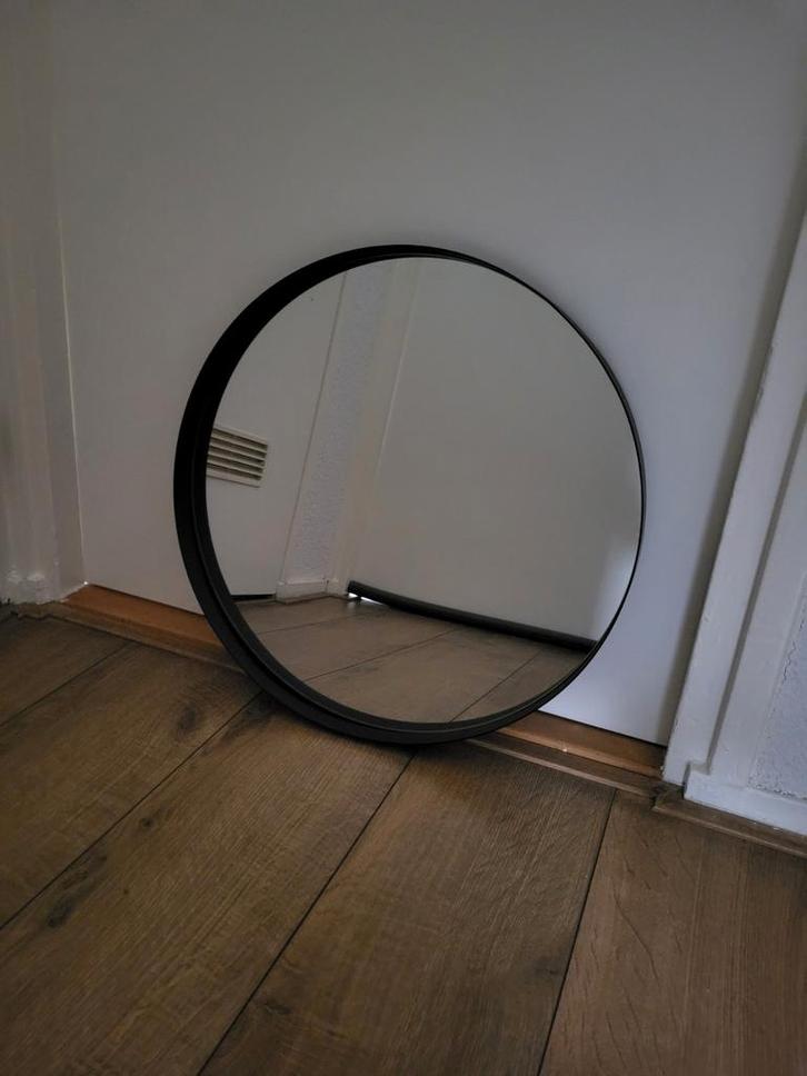 Ronde spiegel met zwart metalen lijst, Huis en Inrichting, Woonaccessoires | Spiegels, Zo goed als nieuw, Minder dan 50 cm, Minder dan 100 cm