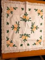 KERST TAFELKLEED GEBORDUURD  KLEED WIT BROCANTE, Huis en Inrichting, Tafelkleden, Ophalen of Verzenden, Zo goed als nieuw, Rechthoek