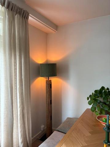 Houten vloerlamp met groene lampenkap