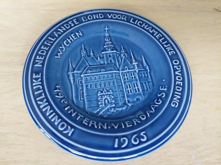 Bordje 49e Nijmeegse Vierdaagse 1965. Wijchen. In goede staa, Verzamelen, Militaria | Algemeen, Landmacht, Nederland, Verzenden