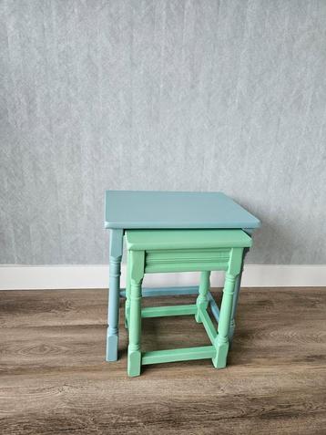 2 leuke tafeltjes groen en blauw! Opgeknapt en weer nieuw! beschikbaar voor biedingen