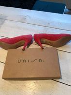 Unisa Suède Hakken - Zo Goed Als Nieuw!, Kleding | Dames, Schoenen, Ophalen, Zo goed als nieuw, Rood, Pumps
