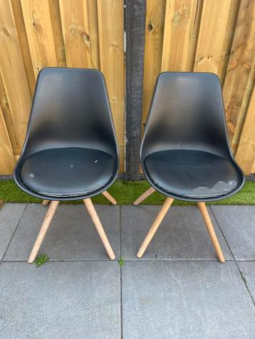 Twee zwarte kuipstoelen