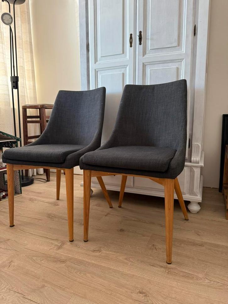 4 grijze eettafelstoelen, stoffen bekleding en houten poten, Huis en Inrichting, Stoelen, Zo goed als nieuw, Grijs, Ophalen of Verzenden