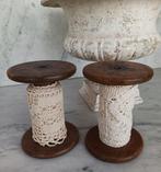2 grote houten klossen met oud kant, Ophalen of Verzenden