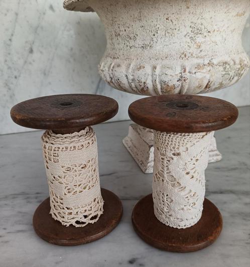 2 grote houten klossen met oud kant, Antiek en Kunst, Antiek | Woonaccessoires, Ophalen of Verzenden