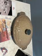 Nieuwe Staub ovale ovenschaal met deksel 23 cm Sesam, Gietijzer, Nieuw, Ophalen of Verzenden, Staub