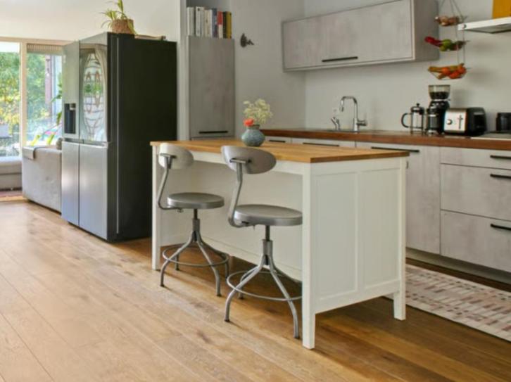 Twee metalen AM.PM barkrukken, Huis en Inrichting, Barkrukken, Zo goed als nieuw, 60 tot 90 cm, Metaal, 2 krukken, Draaibaar, Ophalen