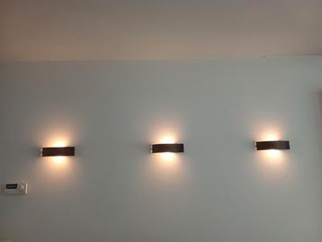 Drie design wandlampen van donkerbruin hout beschikbaar voor biedingen