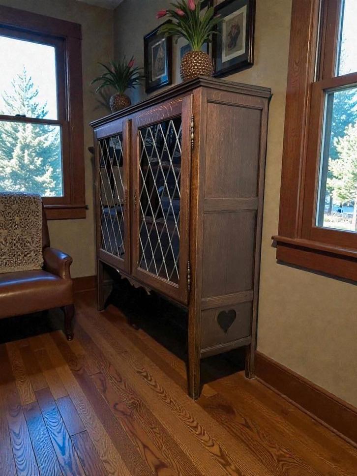 Vintage houten kast / commode met bordeaux loodglas, Antiek en Kunst, Curiosa en Brocante, Ophalen