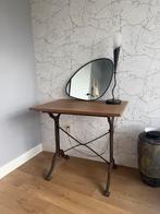 Antieke tafel met gietijzeren onderstel, Ophalen