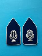 Kraagspiegels Muzikant, Lyra .blauw met witte rand., Ophalen of Verzenden, Landmacht, Nederland, Embleem of Badge