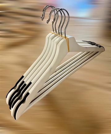 Kledinghangers, wit beschikbaar voor biedingen