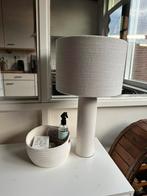 Witte staande lamp met witte voet en bijpassende kap, Huis en Inrichting, Ophalen of Verzenden, Zo goed als nieuw, Rond, 50 cm of meer