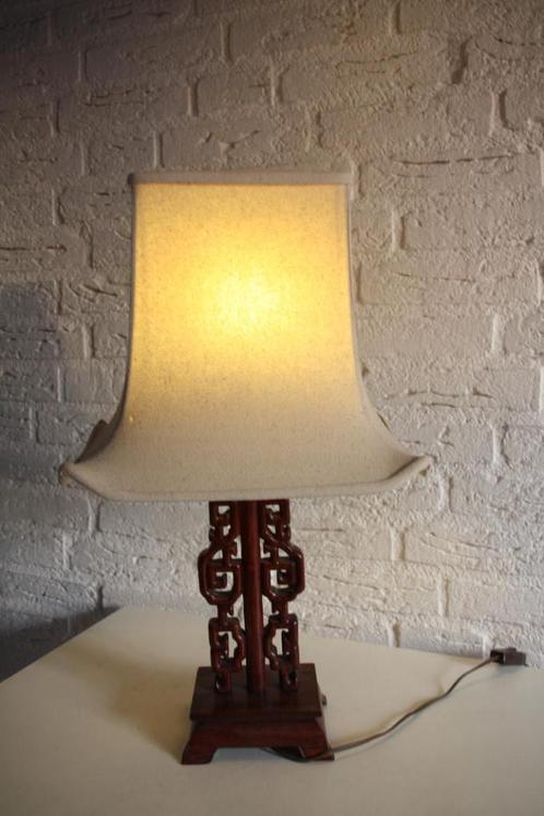 Tafellamp met rechthoekige kap op hardhouten voet., Huis en Inrichting, Lampen | Tafellampen, Minder dan 50 cm, Hout, Ophalen of Verzenden