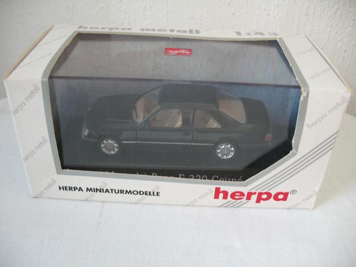 Herpa Mercedes-Benz E320 Coupé –Kleur Malachit Grün 1:43, Hobby en Vrije tijd, Modelauto's | Overige schalen, Zo goed als nieuw
