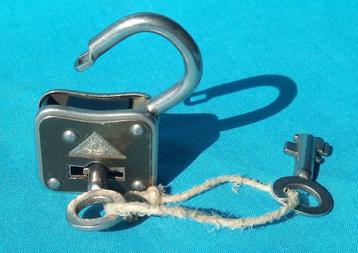 ANTIEK  DUITS JAREN 1930 ABUS HANGSLOT MET TWEE SLEUTELS beschikbaar voor biedingen