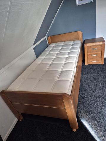Senioren bed met elektrisch verstelbare lattenbodem en matra beschikbaar voor biedingen