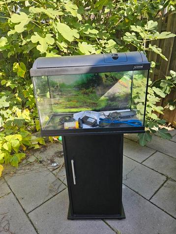 Aquarium met bijpassende kast beschikbaar voor biedingen