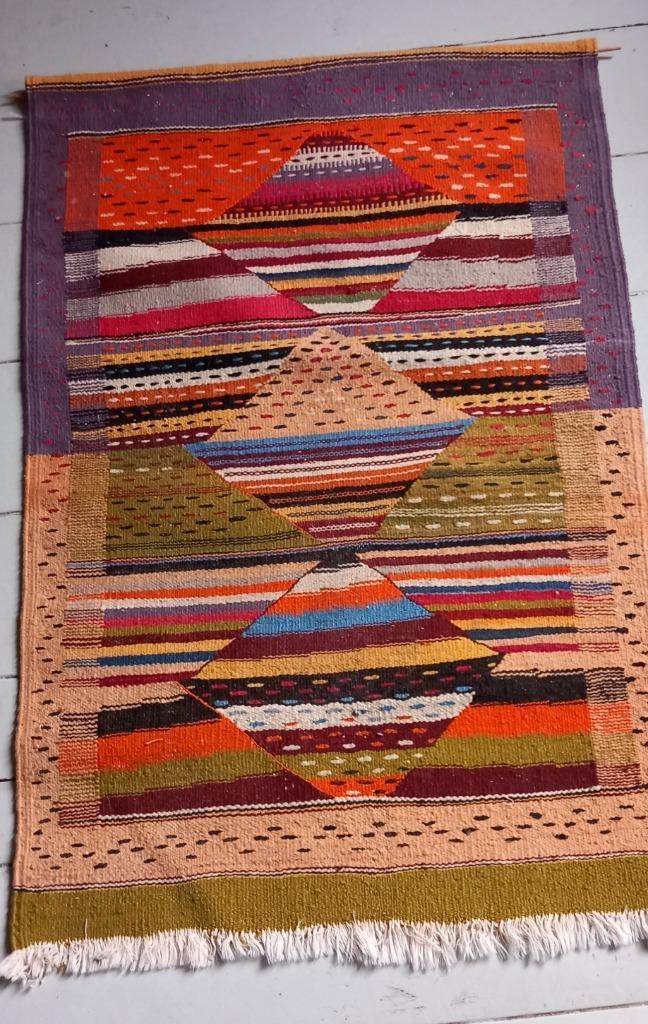 super leuk wandkleed 105 x 70cm multi color  hand geweven, Huis en Inrichting, Woonaccessoires | Wanddecoraties, Zo goed als nieuw