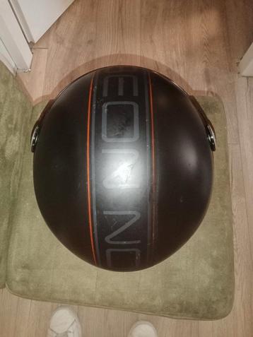 BEON helm maat L in goede staat. beschikbaar voor biedingen