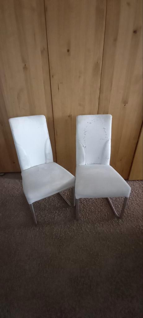 2 niet gebruikte stoelen helaas bekleding is kapot 2 voor 25, Huis en Inrichting, Stoelen, Gebruikt, Twee, Leer, Overige materialen