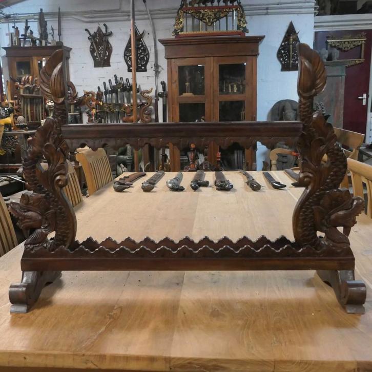 Ploncon Keris met Naga v 5 Krissen PQ8 Kris houder standaard, Antiek en Kunst, Kunst | Niet-Westerse kunst, Ophalen of Verzenden