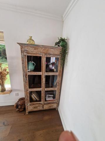 Mooie Boekenkast met Glasdeuren beschikbaar voor biedingen
