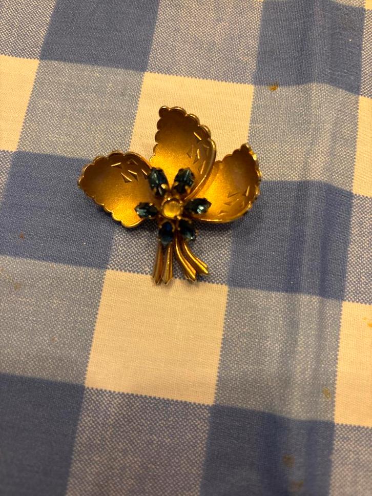 Vintage Gouden Bloemen Broche met Blauwe Steentjes, Sieraden, Tassen en Uiterlijk, Broches, Gebruikt, Goud, Minder dan 4 cm, Met edelsteen